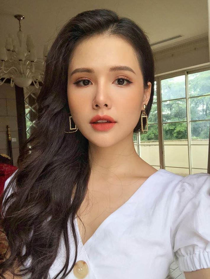 Nữ chính phim "Yêu thì ghét thôi" đời thực hết sức dịu dàng và nữ tính trong những chiếc váy nền nã.