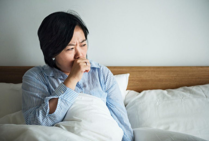 Ho dai dẳng dẫn đến khàn giọng, tình trạng khàn giọng kéo dài vài tuần không khỏi... có thể là do vấn đề ở phổi gây ra, ví dụ như viêm phổi, nhiễm trùng phổi. Tuy nhiên, nhiều người chủ quan không đi kiểm tra. Kết quả là tình trạng viêm ở phổi tăng nặng hơn, dẫn đến ung thư phổi nếu không được điều trị kịp thời.