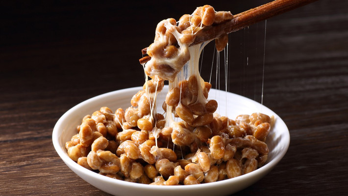 Natto: Đây là một đặc sản có mùi kinh dị của Nhật làm từ đậu nành. Nó bị nhiều người xa lánh chỉ vì bốc mùi thối.