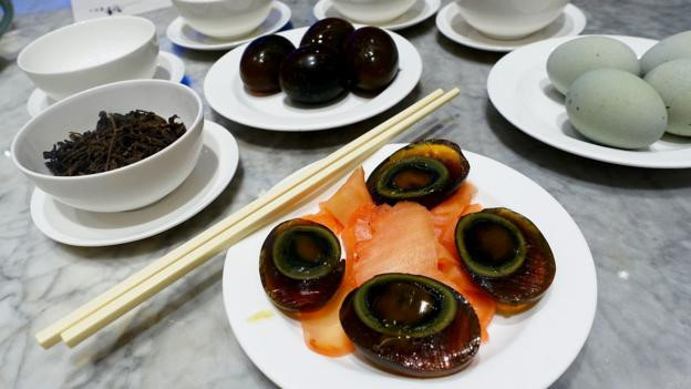 Để làm trứng bắc thảo, trước hết người ta chuẩn bị dung dịch gồm trà đen, nước chanh, muối và tro gỗ mới đốt, để qua đêm. Hôm sau, trứng vịt, gà hoặc cút được cho vào ngâm trong hỗn hợp từ 7 tuần tới 5 tháng.