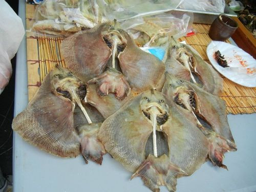 Hongeo: Nhắc đến những món ăn nặng mùi mà không kể đến Hongeo, món cá đuối lên men của Hàn Quốc được đánh giá là “khó ngửi” nhất hành tinh thì quả là thiếu sót.