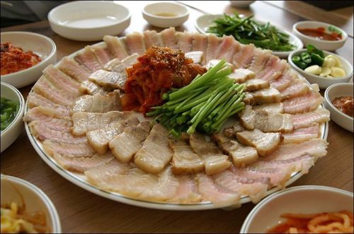 Món ăn này được làm tự thịt cá đuối lên men sau đó thái mỏng và ăn sống. Tuy nhận có lời chê rằng món ăn này mang vị của nước tiểu nhưng đây lại là món ăn người Hàn Quốc vô cùng yêu thích.