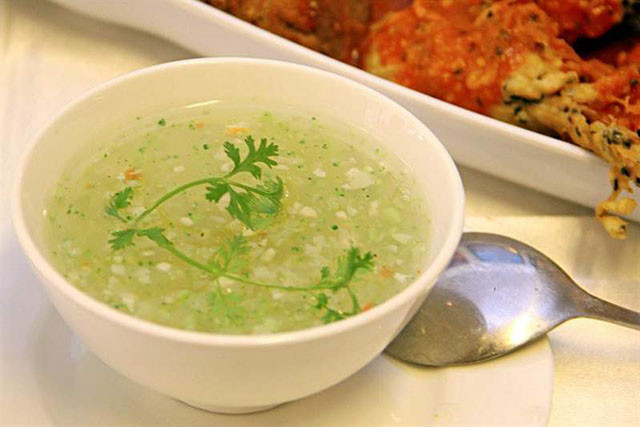 Bé bị chân tay miệng nên ăn các loại cháo loãng, súp để bổ sung năng lượng. Lưu ý, bạn chỉ nên nấu cháo loãng, súp với thịt hoặc một số loại rau củ và tránh cá cũng như đồ ăn có vị tanh.
