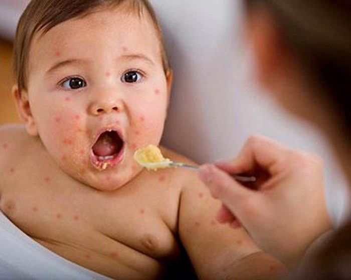 Trứng là món ăn thơm ngon, mềm và giúp trẻ không đau đớn trong quá trình nhai nuốt. Ngoài ra, bạn có thể chế biến trứng thành nhiều món khác nhau như chiên, luộc, hấp, nấu canh để thay đổi mùi vị cho bé ăn mỗi ngày.