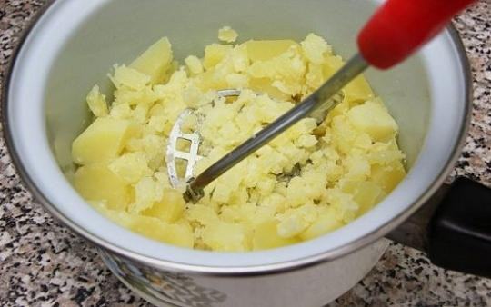 Khoai tây là một dạng tinh bột, nó bao gồm vitamin C, vitamin B6, mangan, phốt pho, niacin và acid pantothenic trong thành phần và có thể dùng để thay thế các loại cháo, bột, súp mà con bạn đang dùng.