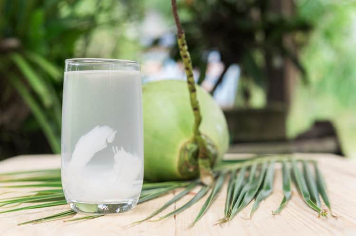 Trường hợp trẻ trên 1 tuổi bị tay chân miệng thì có thể dùng nước dừa để bổ sung nước và chất điện giải cho cơ thể. Theo đó, nước dừa là loại thức uống mát, thơm, dễ uống và có thể làm dịu nhẹ các vết loét.