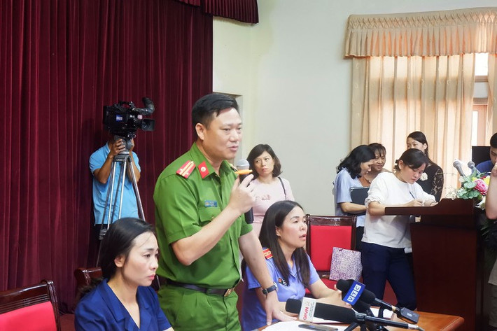 Đến 15h30 cùng ngày, ông Phiến đến bãi gửi xe điều khiển xe đến trường Tiểu học Gateway đón học sinh. Khi bà Quy đưa các học sinh ra cổng để lên xe thì không thấy cháu Long. Khi mở cửa xe ô tô để đưa các em lên xe thì phát hiện cháu nằm ngửa dưới sàn sau ghế lái nên hô hoán mọi người bế cháu vào phòng y tế.