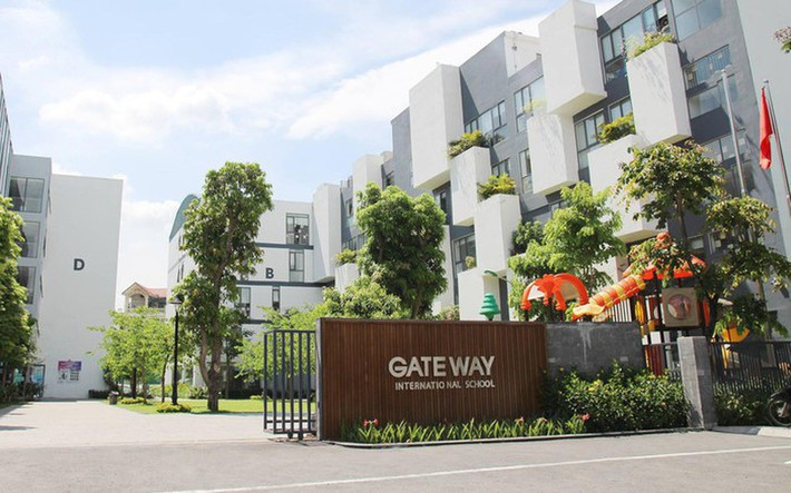 Sau khi xảy ra vụ việc trên, ông Phạm Ngọc Anh, Trưởng phòng GD&ĐT quận Cầu Giấy công bố thông tin cho biết: “Tên "Trường tiểu học quốc tế Gateway" là cách mà trường tự đặt để thu hút thêm học sinh" bởi trên địa bàn của quận không có trường nào mang tên "trường quốc tế" và không có trường quốc tế trong quy định. Sau đó Bộ GD&ĐT đã có công văn chấn chỉnh tình trạng trường tự gắn mác quốc tế và chấn chỉnh việc xe đưa đón học sinh.