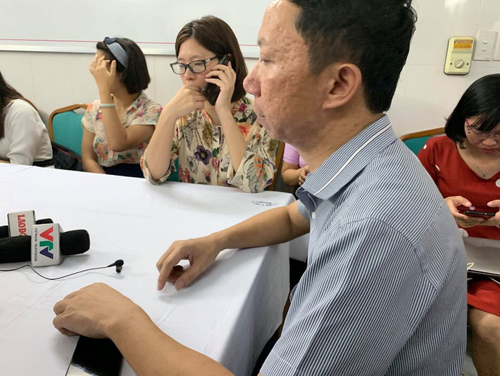 Theo các bác sĩ Bệnh viện E, cháu Long nhập viện trong tình trạng tím tái, đồng tử giãn, phản xạ ánh sáng không còn, mạch không, huyết áp không, tiến hành cấp cứu mạch tuần hoàn. Sau 30 phút cấp cứu không có kết quả nên bác sĩ thông báo với gia đình cháu đã tử vong.