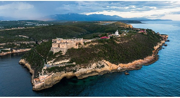 Cuba là đảo lớn nhất trên biển Caribe và lớn thứ 17 trên thế giới. Cùng với các khu vực lân cận Cuba hợp thành quần đảo Đại Antillies, chuỗi đảo được hình thành hàng triệu năm về trước do các mảng kiến tạo của trái đất va đập vào nhau. Hòn đảo thiên đường Baracoa với những khu rừng nhiệt đới, bãi biển xanh trong, ẩm thực đầy sáng tạo sẽ cho bạn một góc nhìn mới về Cuba.