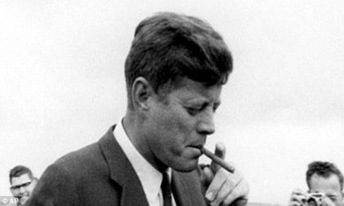 Trước khi ký lệnh cấm vận, Tổng thống John F. Kennedy đã nhập 1.200 điếu xì gà Cuba. Ngày 2/2/1962, Tổng thống Mỹ đã bảo thư ký báo chí, Pierre Salinger, mua càng nhiều xì gà Cuba loại ông thích càng tốt. Salinger mua được 1.200 điếu trước khi lệnh cấm vận kinh tế có hiệu lực. Ngày nay, lệnh cấm vận với Cuba đã được nới lỏng, công dân Mỹ có thể đem lượng hàng hóa trị giá 400 USD từ Cuba về nước, nhưng trong số đó rượu và thuốc lá chỉ được chiếm 1/4 tổng giá trị.