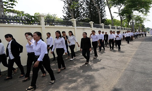 Từ sáng sớm, dòng người từ các tỉnh lân cận đổ về để viếng nguyên Thủ tướng mỗi lúc một đông.