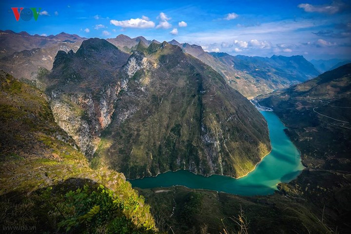 Trước khi có đường đi, người dân nơi đây vượt Mã Pí Lèng bằng cách đóng cọc treo dây trên vách đá để bò qua chín khoanh đèo hun hút, lởm chởm đá tai mèo dựng đứng. Dốc Chín Khoanh leo tới đỉnh Mã Pí Lèng còn gọi là con dốc của Giàng (Trời).