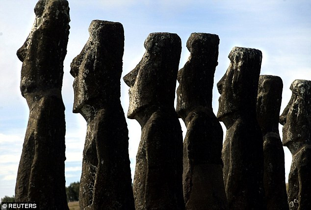 Bên cạnh những bí ẩn về các bức tượng Moai, giới chuyên gia còn "đau đầu" trước bí ẩn vì sao nền văn minh trên đảo biến mất và dân số suy giảm nhanh chóng.