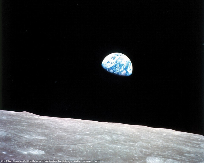 Ảnh chụp Trái đất nhìn từ Mặt trăng khi tàu Apollo 8 làm nhiệm vụ đêm Giáng sinh năm 1968.