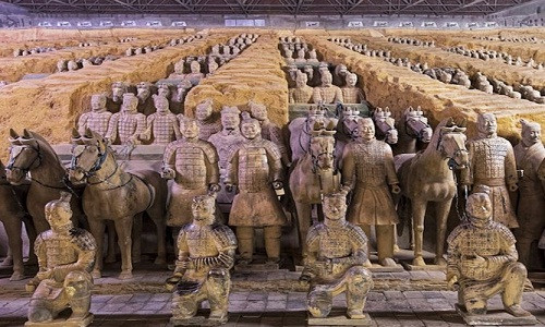 Lăng mộ Tần Thủy Hoàng, Trung Quốc: Ngôi mộ của vị hoàng đế đầu tiên ở Trung Quốc Tần Thủy Hoàng được tìm thấy vào năm 1974. Các nhà khoa học đã tìm thấy 2.000 lính bằng đất sét và có thể tìm thấy 8.000 lính khác. Chính phủ Trung Quốc đã yêu cầu các nhà khảo cổ không chạm vào ngôi mộ trung tâm, nơi chứa thi hài Tần Thủy Hoàng do tôn trọng người đã khuất cũng như lo sợ ảnh hưởng đến cổ vật.