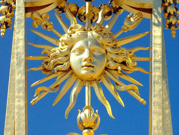 Vua Louis XIV coi bản thân là người được Thượng đế ban cho quyền lực thiêng liêng để thực hiện chế độ quân chủ tuyệt đối. Vì vậy, ông chọn Mặt trời làm biểu tượng cho bản thân. Biệt danh Vua Mặt trời của ông cũng xuất phát từ điều này.