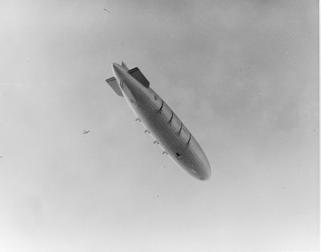 Những máy bay hai tầng cánh Curtiss F9C Sparrowhawk thực hiện hoạt động trinh sát, do thám cùng với tàu bay USS Macon.