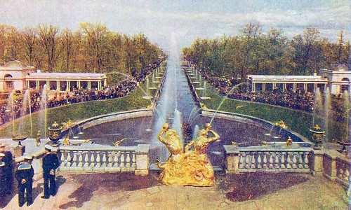 Cung điện đẹp ở Leningrad với nhiều đài phun nước tuyệt đẹp thu hút đông người dân ghé thăm.