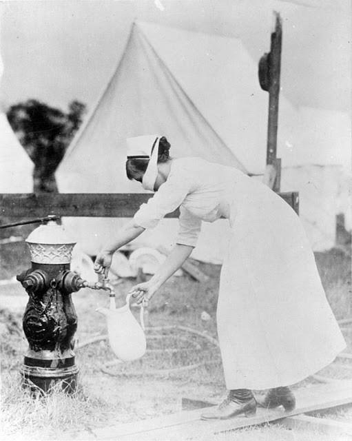 Nữ y tá cũng đeo khẩu trang để tự bảo vệ bản thân năm 1918.