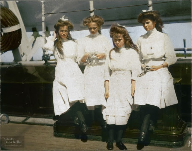 Bức ảnh lịch sử chụp 4 người con gái của Sa hoàng Nicholas II gồm: Maria, Olga, Anastasia và Tatiana năm 1910. Nicholas II là sa hoàng cuối cùng của Nga. Vào năm 1917, Cách mạng Tháng 10 Nga thành công, chính thức chấm dứt chế độ phong kiến tại nước này dưới sự trị vì của vương triều hoàng gia Romanov.