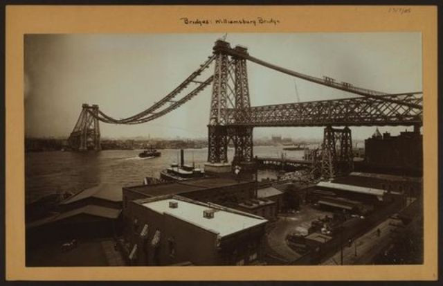 Cầu Williamsburg trong quá trình xây dựng năm 1903. Sau khi hoàn thành, cây cầu này đã góp phần thay đổi đáng kể diện mạo thành phố New York cũng như giúp người dân đi lại thuận lợi hơn.