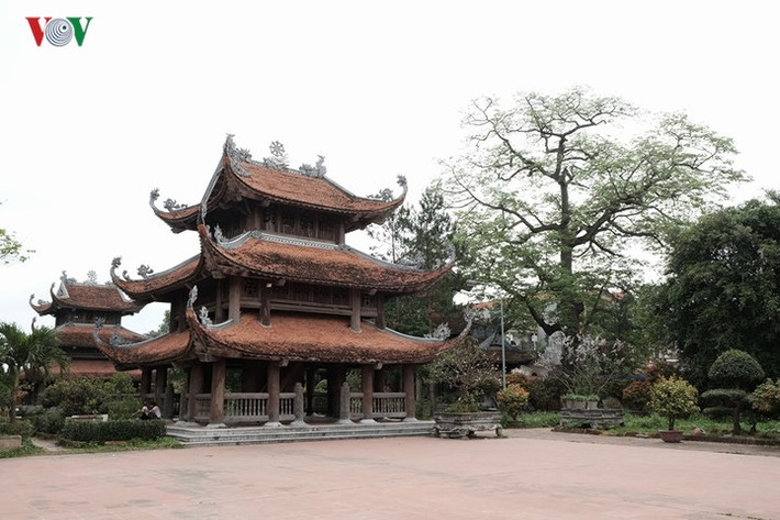 Tới năm Cảnh Thịnh thứ 4 (1796), chùa được xây thêm gác chuông và mở rộng hai dãy hành lang.