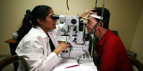 Cuba, một quốc gia có 11 triệu dân, đã đạt đến những thành quả y tế thực sự đáng ghen tị. Cuba có tỷ lệ trẻ sơ sinh và trẻ dưới 5 tuổi tử vong thấp nhất, đồng thời có tuổi thọ cao nhất ở châu Mỹ, vượt cả Mỹ trên 3 chỉ số. Cuba cũng là nước đầu tiên trên thế giới, theo WHO, là đã loại bỏ được sự lây truyền bệnh HIV và giang mai từ mẹ sang con. Chính phủ Cuba đã thiết lập một hệ thống chăm sóc y tế toàn diện, phổ cập với mạng lưới các bác sỹ, y tá và nhân viên y tế tại nhà sống ngay trong cùng cộng đồng với bệnh nhân.