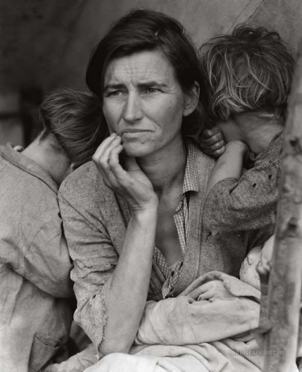 Nhiếp ảnh gia Dorothea Lange đã chụp bức ảnh người mẹ di cư với gương mặt khắc khổ, buồn bã cuối năm 1936. Trong thời gian diễn ra cuộc Đại khủng hoảng, nhiều người dân Mỹ lâm vào hoàn cảnh khó khăn, không có đủ thức ăn.