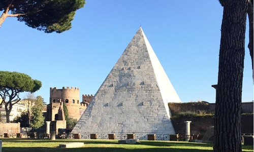 Thủ đô Rome của Italy nổi tiếng với nhiều công trình kiến trúc cổ đại còn trường tồn đến ngày nay. Một trong những kiệt tác kiến trúc của thế giới cổ đại nằm ở trung tâm Rome là kim tự tháp Cestius.
