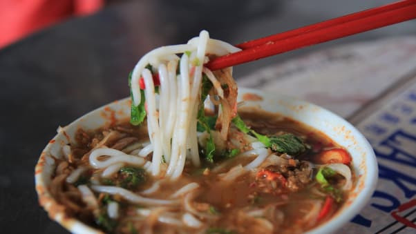 Malaysia nổi tiếng với mỳ Penang Assam Laksa. Đây là món ăn quốc hồn quốc túy của đất nước này. Thực khách thường thử món ăn này khi đến Malaysia.