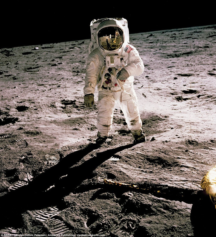 Phi hành gia Neil Armstrong chụp ảnh cho đồng nghiệp - phi hành gia Edwin Eugene 'Buzz' Aldrin đặt chân lên Mặt Trăng trong chuyến bay thành công của tàu Apollo 11 ngày 21/7/1969.