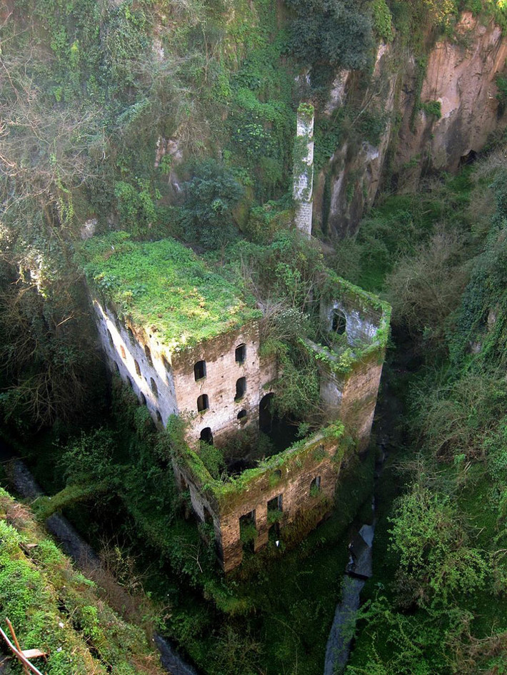 Khung cảnh choáng ngợp của một nhà máy bỏ hoang năm 1866 nằm ở giữa rừng núi Sorrento, Italy. Rêu xanh, cây cỏ phủ kín tòa nhà.