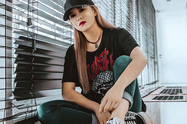 Sabrina Ho sở hữu nhiều món đồ hiệu đắt tiền, thường xuyên có cơ hội gặp gỡ các ngôi sao nổi tiếng Hollywood. Ví dụ như Leonardo DiCaprio…Cô nàng sở hữu phong cách đời thường cực cá tính, "chất chơi".