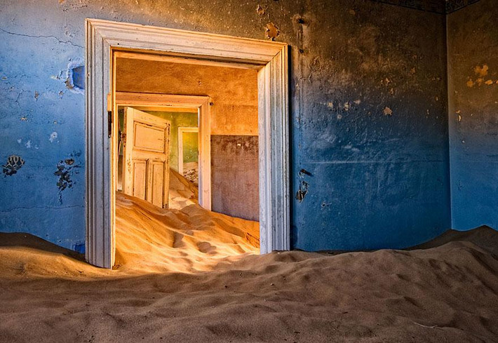Thị trấn "ma" Kolmanskop ở sa mạc Namib hấp dẫn du khách và nhiếp ảnh gia. Đây là một trong những địa điểm bỏ hoang hấp dẫn nhất thế giới, thu hút đông người ghé thăm.