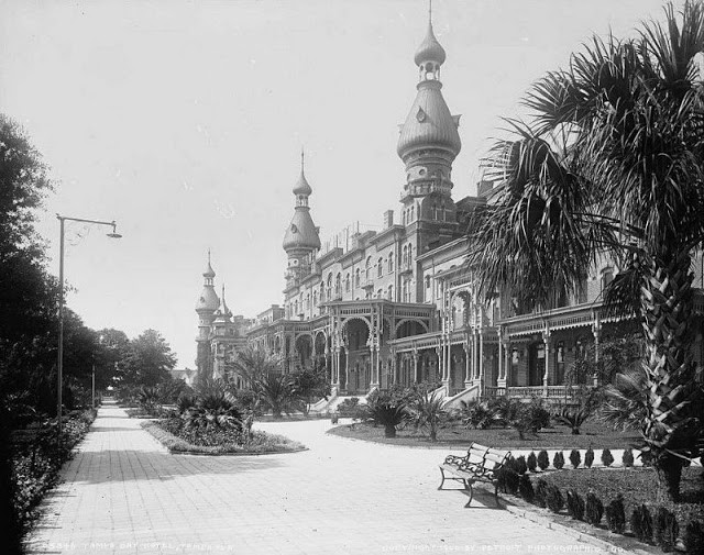 Khung cảnh xa hoa trong khuôn viên khách sạn Tampa Bay, Tampa, Florida năm 1900.