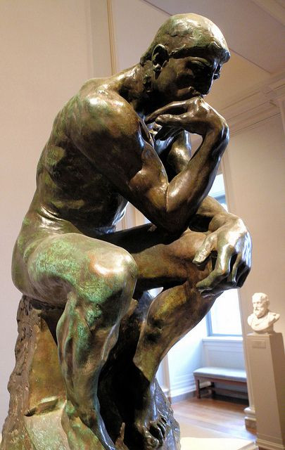 Tuy nhiên, không ít người khi ngắm nhìn bức tượng này của Auguste Rodin cho rằng ý nghĩa của tác phẩm nhằm miêu tả hình ảnh một người đàn ông ngồi trầm ngâm suy tư về số phận ở dưới địa ngục.