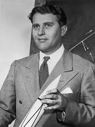 Năm 1934, nhà khoa học nổi tiếng Wernher von Braun được cấp bằng tiến sĩ với công trình nghiên cứu “Xây dựng giải pháp lý thuyết và thực nghiệm các vấn đề của tên lửa nhiên liệu lỏng”.