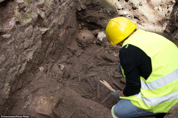 Thêm nữa, một tàn tích doanh trại quân đội La Mã thời hoàng đế Hadrian trị vì cũng được phát hiện tại khu vực này.