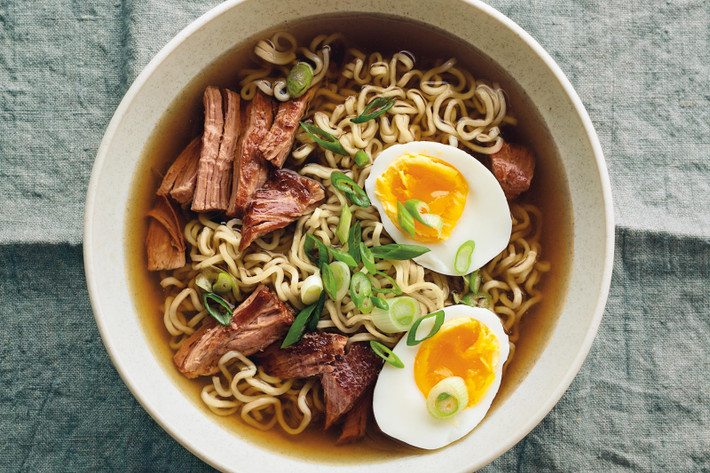 Ông Ando đã phát minh ra mì ăn liền đầu tiên trên thế giới sau khi chứng kiến cảnh người dân Nhật xếp hàng chờ mua những tô mì dưới trời đêm rét lạnh sau khi Chiến tranh thế giới 2 kết thúc. Xuất phát từ điều này, ông phát minh ra loại mì tiện dụng để mọi người có thể thưởng thức tại nhà.