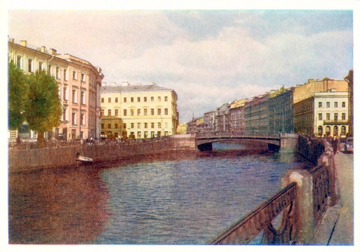 Các tòa nhà cổ kính nằm dọc hai bên sông Moika ở thành phố Leningrad nổi tiếng của Liên Xô.
