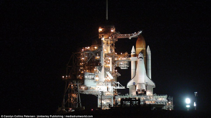Tàu con thoi Endeavour của NASA vào đêm trước khi thực hiện sứ mệnh chinh phục vũ trụ cuối cùng ngày 1/6/2011.