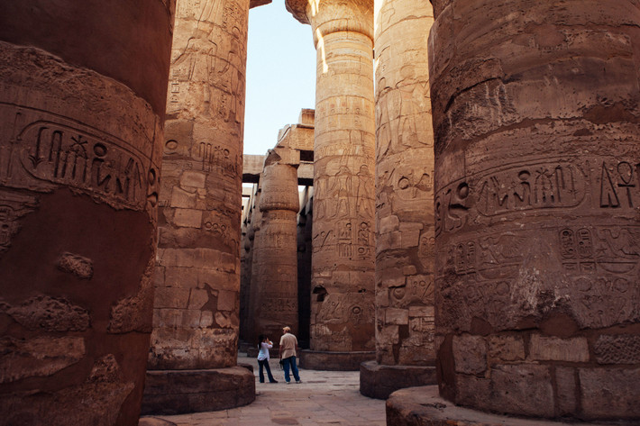 Thành phố cổ Thebes của người Ai Cập nổi tiếng thế giới với ngôi đền Karnak. Ngôi đền này là quần thể kiến trúc đền miếu lớn nhất Ai Cập thời xưa, với cửa lớn hùng vĩ, đình viện, đại điện, rất nhiều cột đá, tượng khắc đá và tháp nhọn vuông.