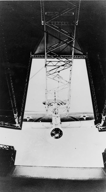 Một máy bay hai tầng cánh Curtiss F9C Sparrowhawk hoạt động từ tàu bay USS Macon năm 1934.