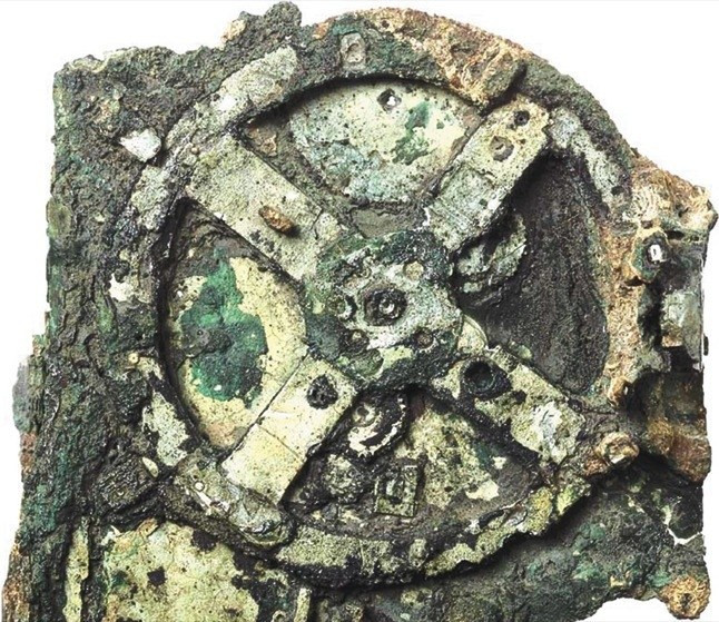 Cỗ máy Antikythera có niên đại từ thế kỷ 1 trước Công nguyên và gồm có 30 bánh răng bằng đồng mô phỏng chu kỳ của Mặt Trăng và Mặt Trời. Sáng chế này không chỉ hiển thị vị trí của Mặt Trăng và Mặt Trời, sự xuất hiện của những ngôi sao cụ thể mà còn có thể tính được cả năm nhuận.