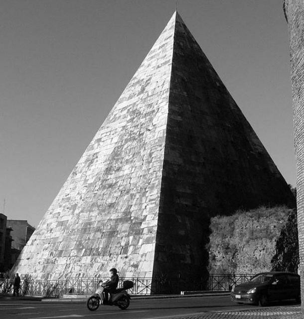 Đặc biệt, kim tự tháp Cestius là công trình duy nhất thuộc dạng kiến trúc này ở Rome.