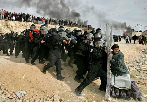 Oded Balilty chụp được bức ảnh một người Do Thái chống cự hàng chục binh sĩ Israel cầm theo phán quyết của Tòa án Tối cao yêu cầu dỡ bỏ những ngôi nhà định cư bất hợp pháp ở gần thành phố Ramallah năm 2006.