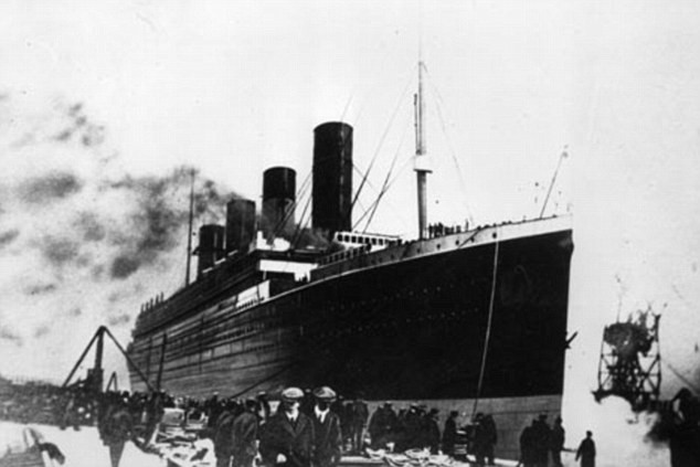Tuy nhiên đến phút chót, lãnh đạo tập đoàn đóng tàu White Star Line lại quyết định đổi người. Henry Wilde - chỉ huy dày dặn kinh nghiệm của con tàu Olympic được lựa chọn thay thế vị trí của David Blair.