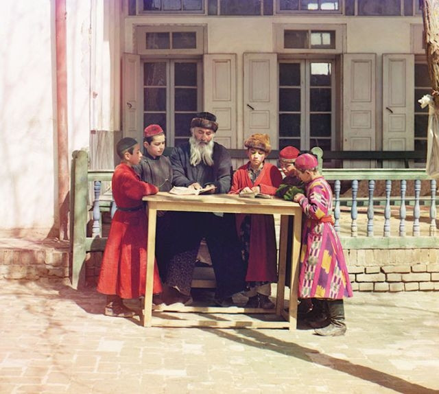 Những cậu bé người Do Thái chăm chú nghe thầy giáo giảng bài. Ảnh chụp tại Nga năm 1907.