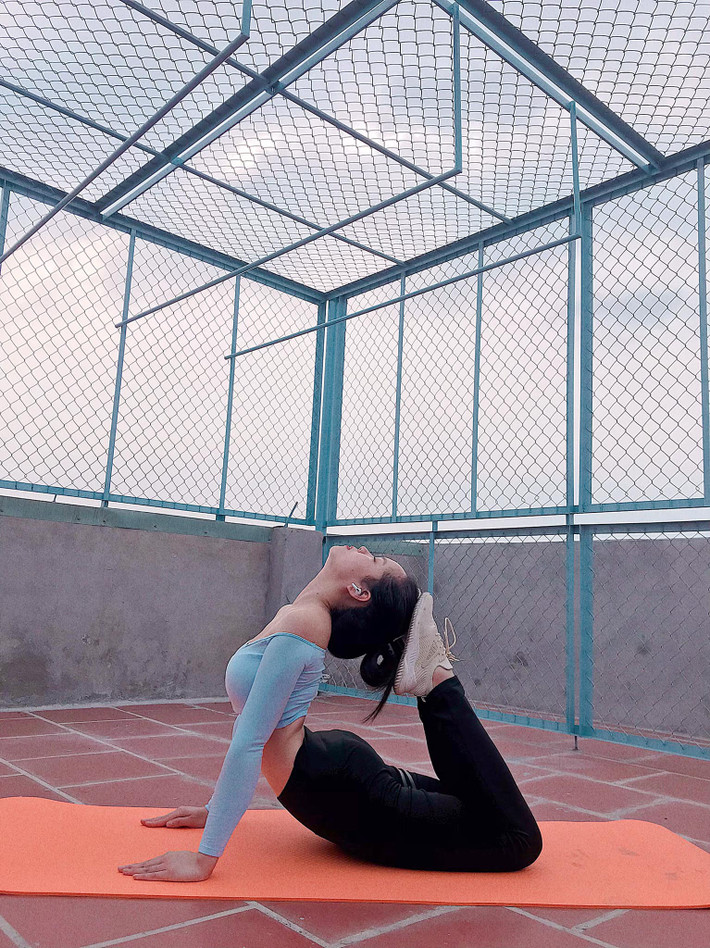 Ngoài ra, Thiện Mỹ còn kết hợp nâng tạ, tập gym khoảng 20 phút mỗi ngày. Một số bài tập mà cô yêu thích đó là: push, row, pull-up, curl, dips, crunches, squats và lunges.